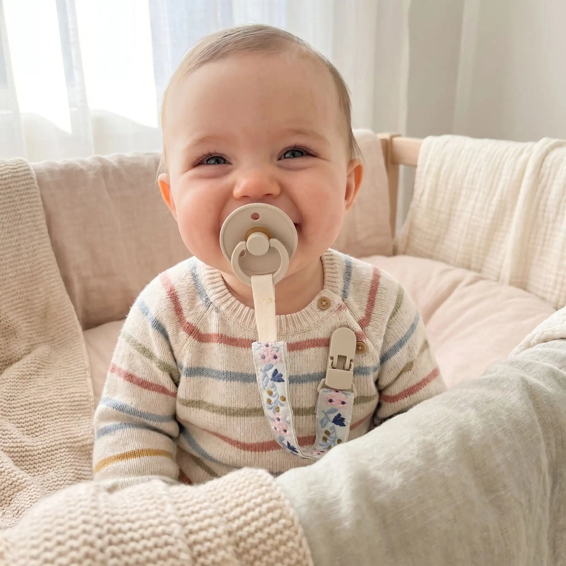 attache sucette nomade bébé souriant