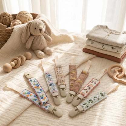 attache sucette nomade design élégant bébé