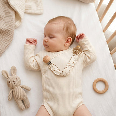 attache tetine bébé détendu