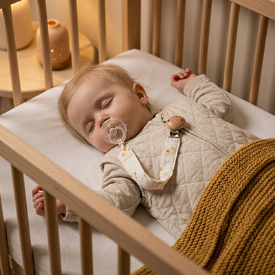 attache tetine bébé dort
