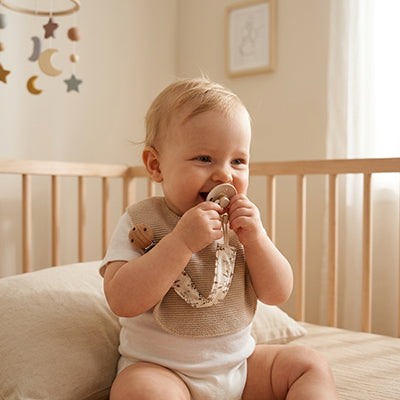 attache tetine bébé souriant