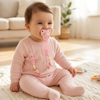 attache tetine silicone bébé assis