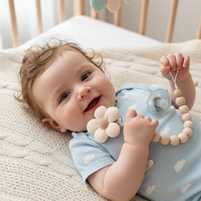 attache tetine silicone bébé souriant