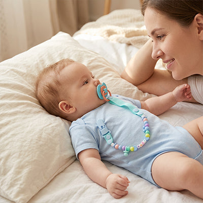 attache tetine silicone maman bébé heureux