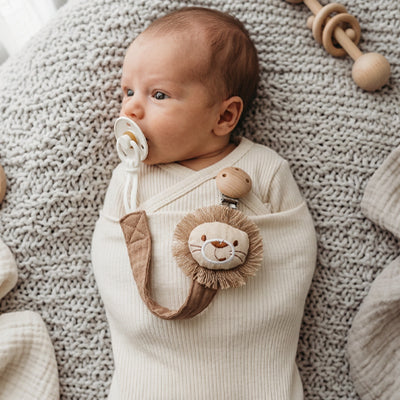 attache tétine style lion bébé sommeil