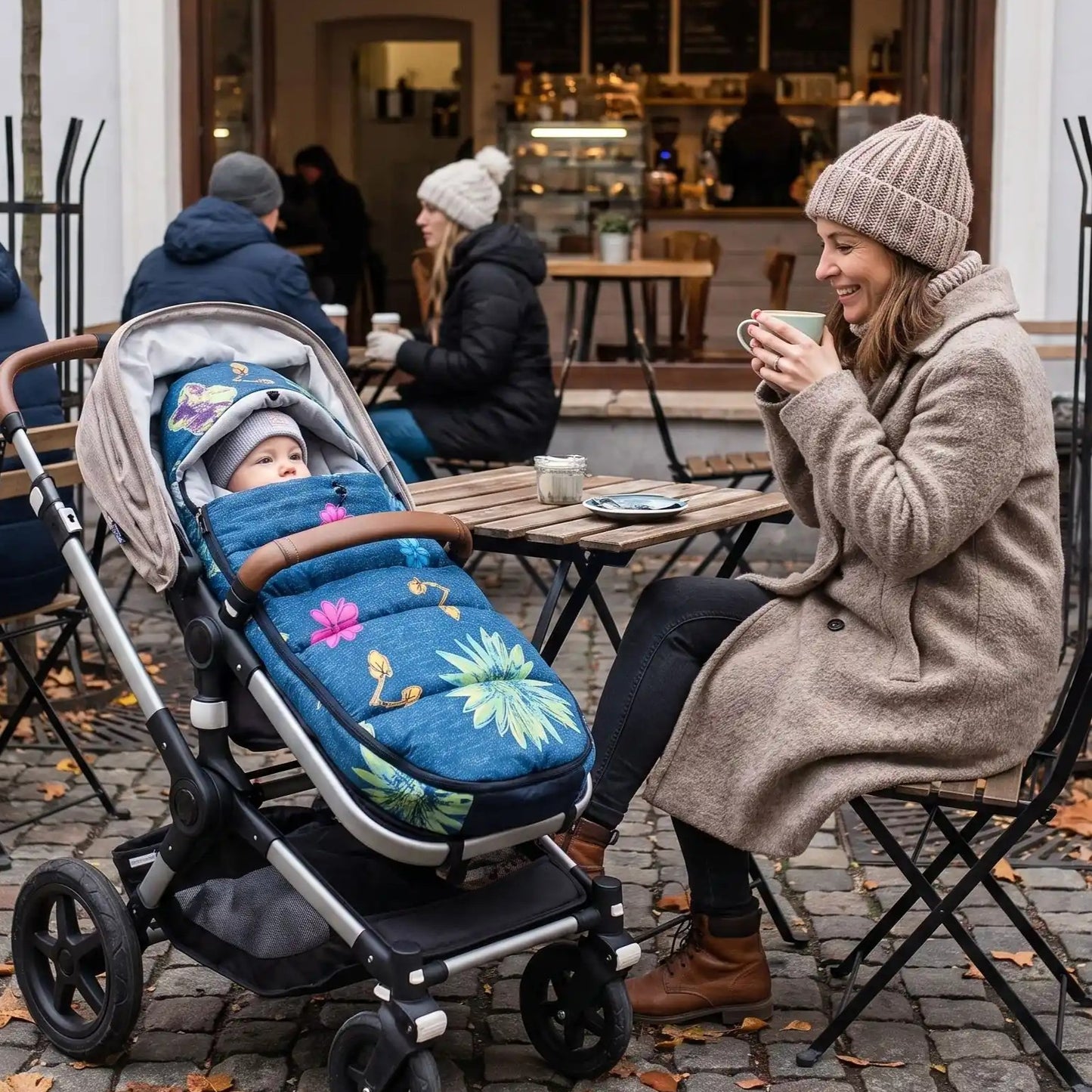 bébé au chaud dans chanceliere bebe pendant sortie avec maman
