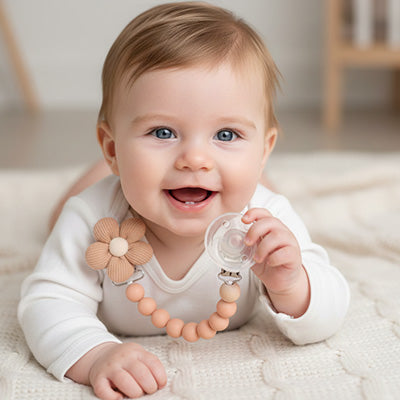bébé avec attache tetine silicone minisecure
