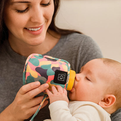 bébé buvant biberon chauffe avec chauffe biberon portable