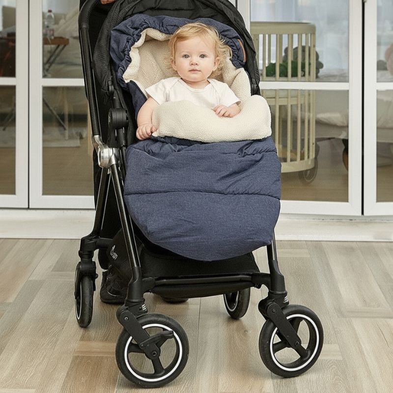 bébé calme dans chanceliere poussette universelle bleu foncé