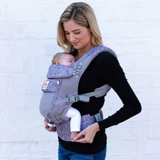 bébé endormi dans porte bébé breathbabybag mauve lavande