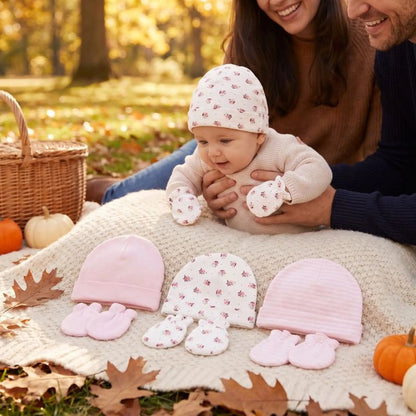 bébé regardant bonne bébé fille rose