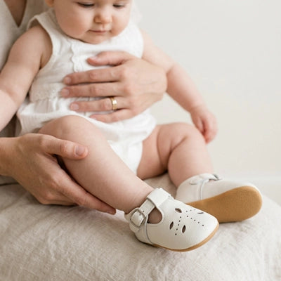 bébé regardant chaussure bebe fille