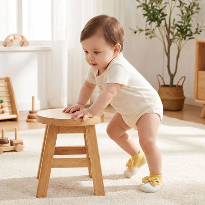 bébé se levant seul dans chaussure bebe fille