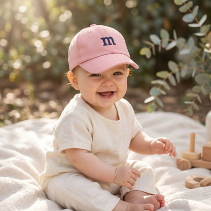 bébé souriant avec casquette bebe rose
