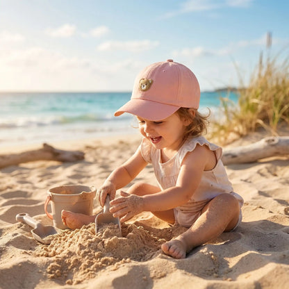 casquette pour bebe jouant dans le sable