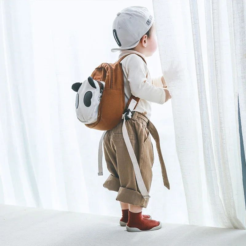 chaussure pour bebe debout près de la fenêtre