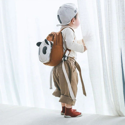 chaussure pour bebe debout près de la fenêtre