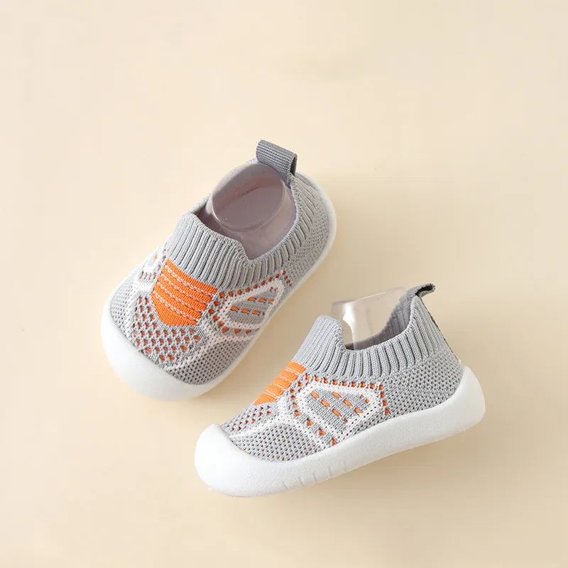 chaussure pour bébé gris