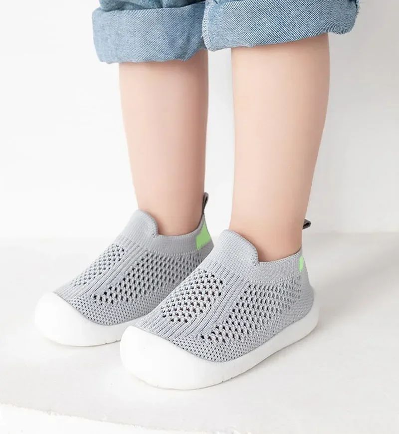 chaussure souple pour bébé avec ouverture élastique