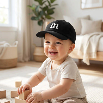 enfant heureux portant casquette bebe nomade