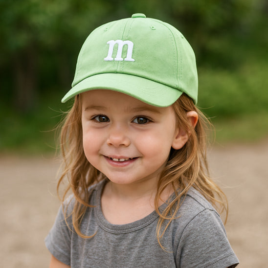 enfant heureux portant casquette enfant