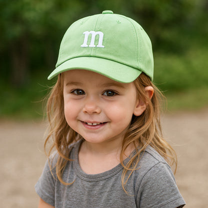 enfant heureux portant casquette enfant