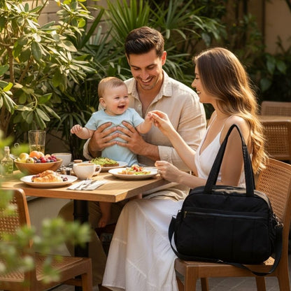 famille au brunch avec sac a langer noir solide