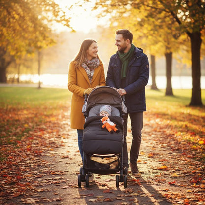 famille heureuse du chancelieres bebe gris pendant promenade