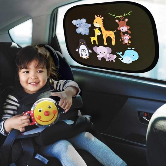 fille heureuse du pare soleil voiture pour bebe contre uv
