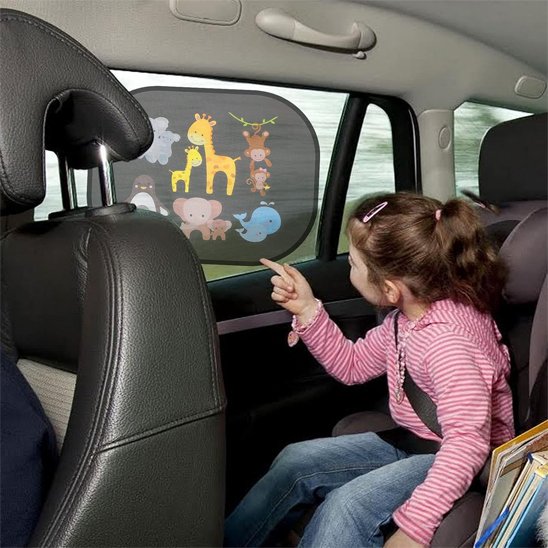 fille pointant animaux du pare soleil voiture pour bebe