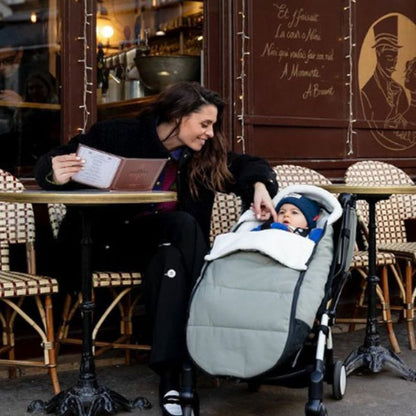 maman au café avec bébé dans poussette chanceliere bleu