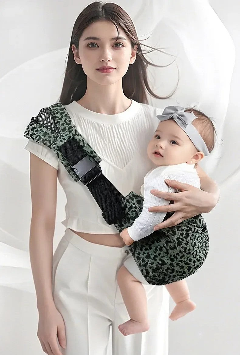 maman bébé debout echarpe de portage motif texture d'olive