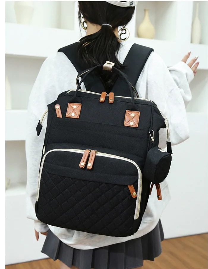 maman en extérieur avec sac à dos à langer dorsik noir