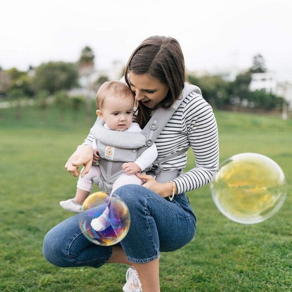 maman heureuse du porte bébé breathbabybag gris