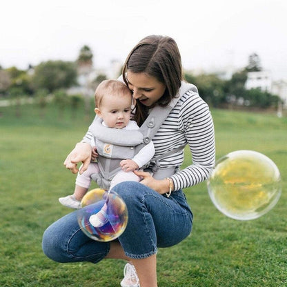 maman heureuse du porte bébé breathbabybag gris