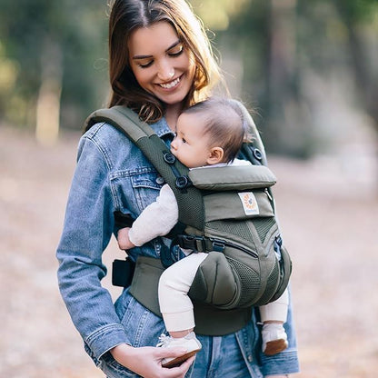 maman heureuse du porte bébé breathbabybag vert olive 