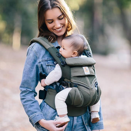 maman heureuse du porte bébé breathbabybag vert olive 