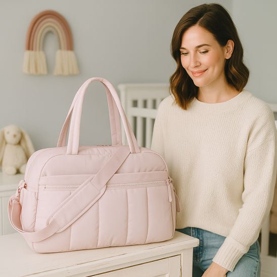 maman heureuse du sac a langer rose
