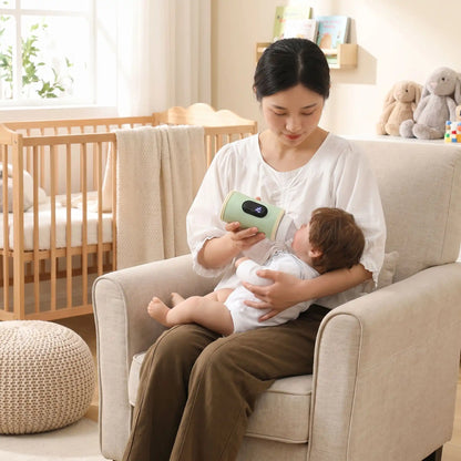 maman nourrit bebe avec chauffe biberon nomade compact