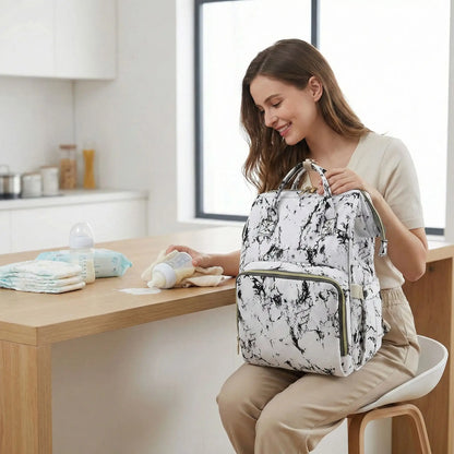 maman prépare sac a langer a dos savane marbrure