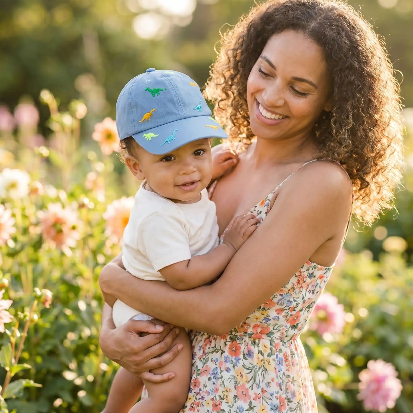 maman regardant bébé casquette bébé garçon anti UV