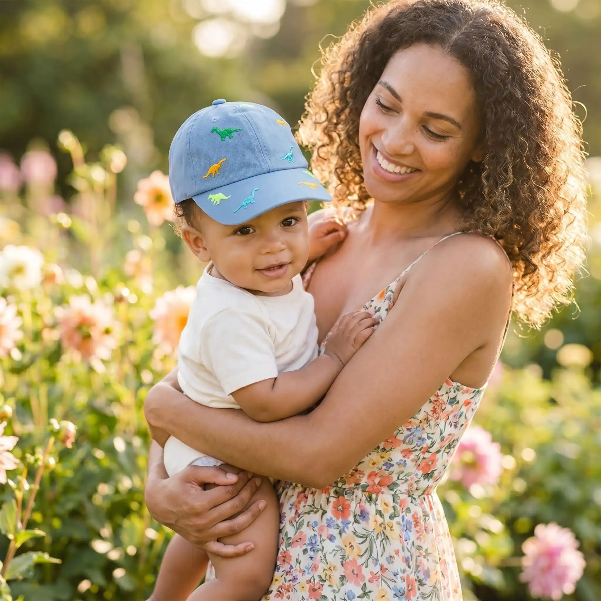 maman regardant bébé casquette bébé garçon anti UV