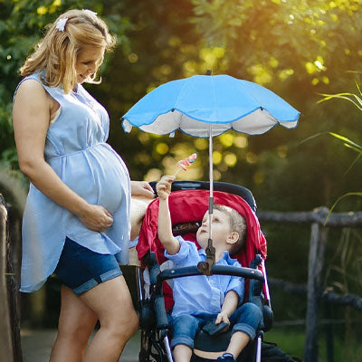 ombrelle pour poussette sortie au parc avec bébé  