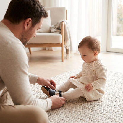 papa ajustant chaussure bebe fille antidérapante pour bébé