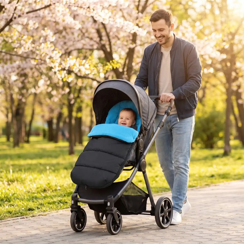papa en promenade avec bébé dans chanceliere poussette bleu