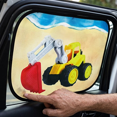 papa pointant bordure noire du pare soleil voiture bébé 