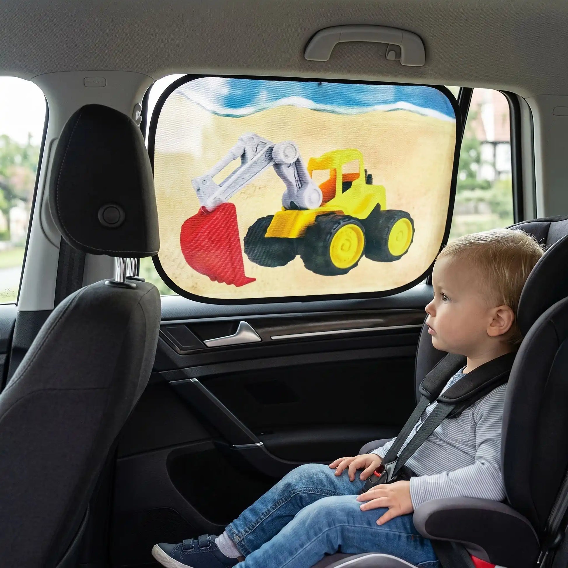pare soleil voiture bébé attentif sur engin