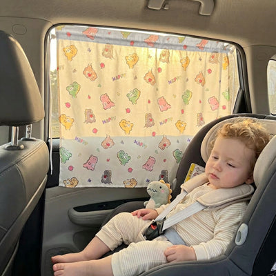 pare soleil voiture bebe avec bébé endormi confortablement