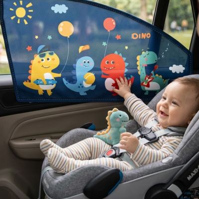 pare soleil voiture bébé souriant dans son siège auto