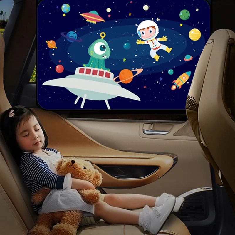 pare soleil voiture bébé contre UV avec bébé endormi confortablement
